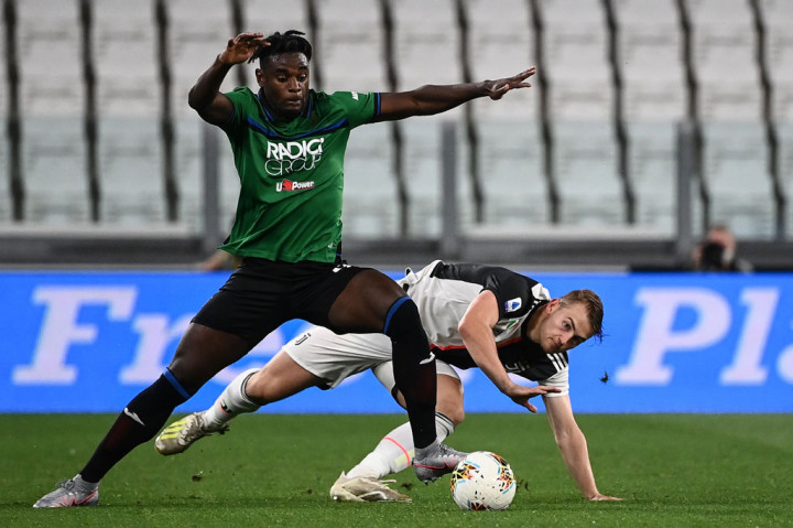 Tampil di kandang sendiri, Juventus justru tertekan sejak awal laga. Tim tamu berhasil menciptakan beberapa peluang berbahaya lewat Duvan Zapata dan Josip Ilicic.