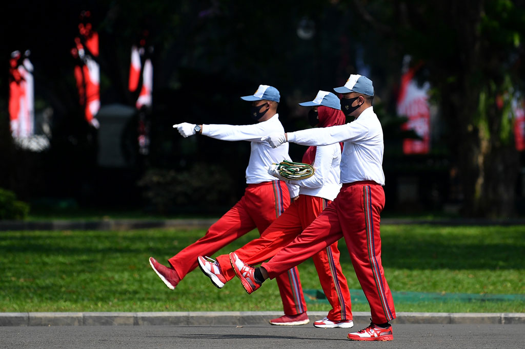 Petugas memperagakan simulasi pengibaran bendera untuk Peringatan HUT ke-75 Kemerdekaan RI di Istana Merdeka, Jakarta, Minggu, 12 Juli 2020.