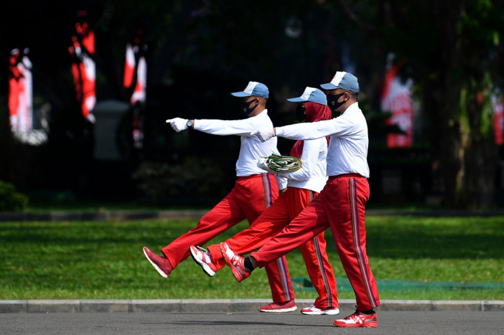 Petugas memperagakan simulasi pengibaran bendera untuk Peringatan HUT ke-75 Kemerdekaan RI di Istana Merdeka, Jakarta, Minggu, 12 Juli 2020.