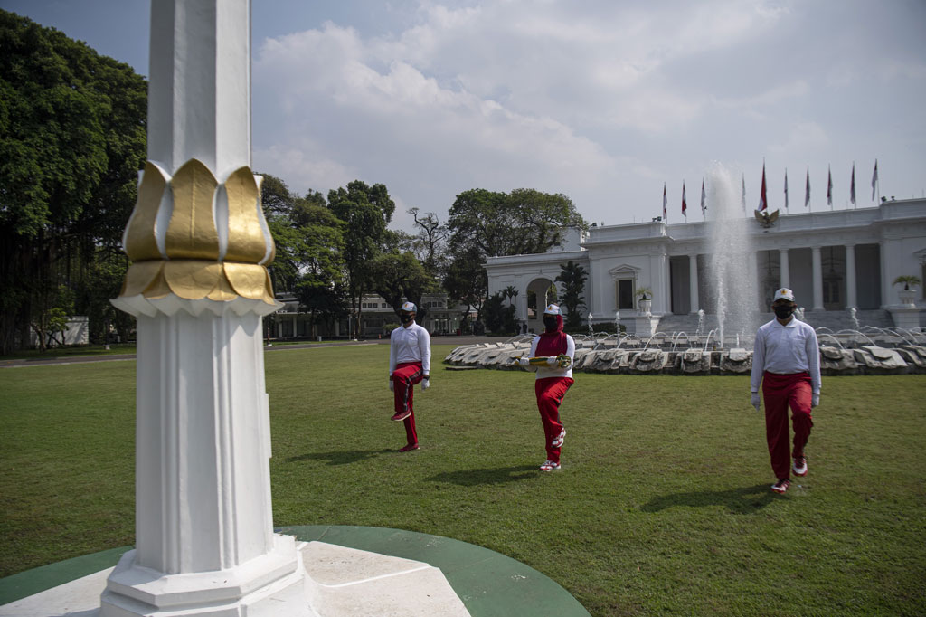 Simulasi pengibaran bendera dengan menerapkan protokol kesehatan tersebut sebagai sosialisasi dan panduan bagi daerah dalam melaksanakan upacara kemerdekaan di tengah pandemi.