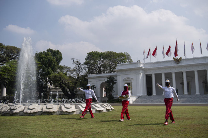 Simulasi tersebut dilaksanakan dengan jumlah pasukan yang terbatas dan hanya melibatkan dua orang pengerek dan satu pembawa bendera. Ketiganya mengenakan masker dan sarung tangan.