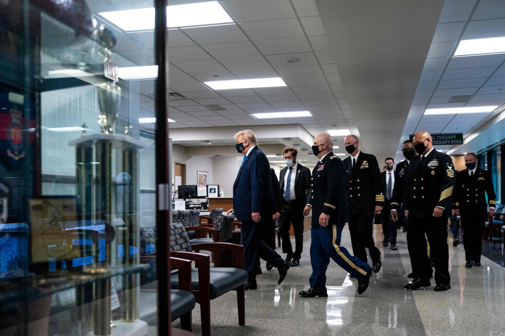 Presiden AS Donald Trump mengenakan masker saat berkunjung ke Walter Reed National Military Medical Center di Bethesda, Maryland, Sabtu, 11 Juli 2020 waktu setempat.