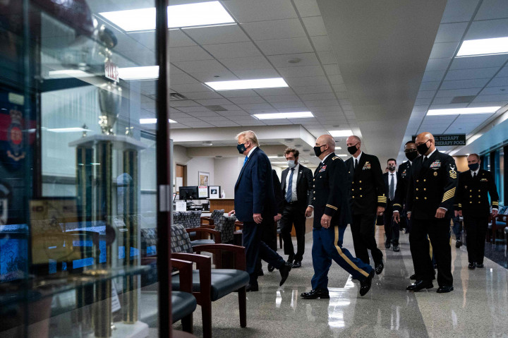 Presiden AS Donald Trump mengenakan masker saat berkunjung ke Walter Reed National Military Medical Center di Bethesda, Maryland, Sabtu, 11 Juli 2020 waktu setempat.