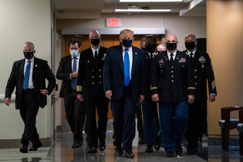 Kunjungannya ke Walter Reed National Military Medical Center itu merupakan penampilan publik pertama Trump dengan menggunakan penutup muka sejak covid-19 mulai menyebar di berbagai penjuru AS awal tahun ini.