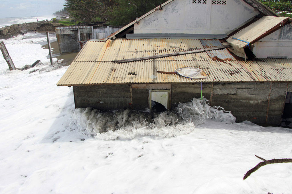 Berdasarkan data dari Badan Penanggulangan Bencana Aceh (BPBA) sebanyak 42 unit rumah warga rusak akibat dihantam gelombang pasang, yang terdiri 14 unit rusak sedang, 26 unit rusak ringan, dan dua rusak berat, sedangkan ratusan lainnya masih terendam banjir rob.