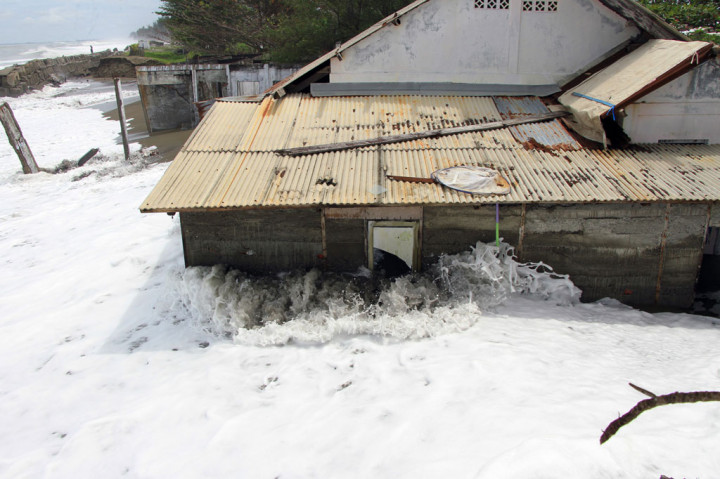 Berdasarkan data dari Badan Penanggulangan Bencana Aceh (BPBA) sebanyak 42 unit rumah warga rusak akibat dihantam gelombang pasang, yang terdiri 14 unit rusak sedang, 26 unit rusak ringan, dan dua rusak berat, sedangkan ratusan lainnya masih terendam banjir rob.