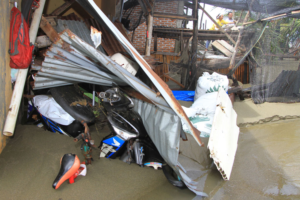 Tidak hanya itu, bencana alam tersebut juga menyebabkan 1.641 jiwa atau 437 keluarga yang tersebar di lima desa seperti Suak Indrapuri, Kampung Belakang, Desa Pasir, Ujong Kalak, Meulaboh juga ikut terdampak rendaman banjir.