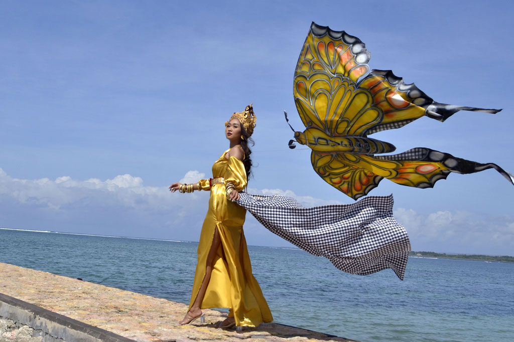 Model memperagakan busana bernuansa layang-layang di sela-sela kegiatan Lomba Layangan Virtual di Sanur, Denpasar, Bali, Minggu, 12 Juli 2020.