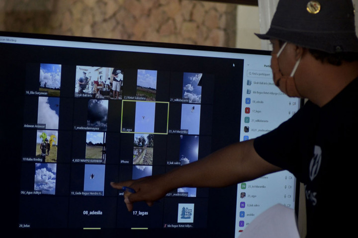 Kegiatan yang diikuti 380 peserta dari berbagai daerah seperti Bali, NTB dan Sulawesi Utara tersebut dilakukan dengan proses penerbangan layangan yang dilakukan dari lingkungan tempat tinggal peserta dan ditampilkan serta dinilai melalui aplikasi 'Zoom'.