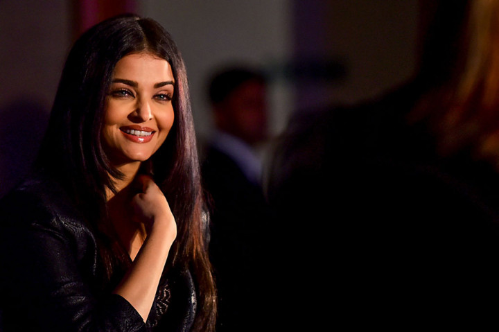 Aishwarya Rai Bachchan dianugerahi mahkota Miss World pada 1994 dan membuat debut aktingnya di akhir 1990-an. Dia kemudian menjadi salah satu wajah Bollywood paling terkenal di luar negeri serta di India dan telah menjadi biasa di karpet merah di Festival Film Cannes. Dia menikahi Abhishek Bachchan pada 2007.