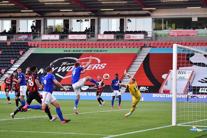 Leicester berpeluang menggandakan keunggulan, tetapi tembakan Kalechi Iheanacho masih bisa diselamatkan Ramsdale, sementara sepakan Vardy membentur Nathan Ake sebelum melambung di atas mistar gawang.