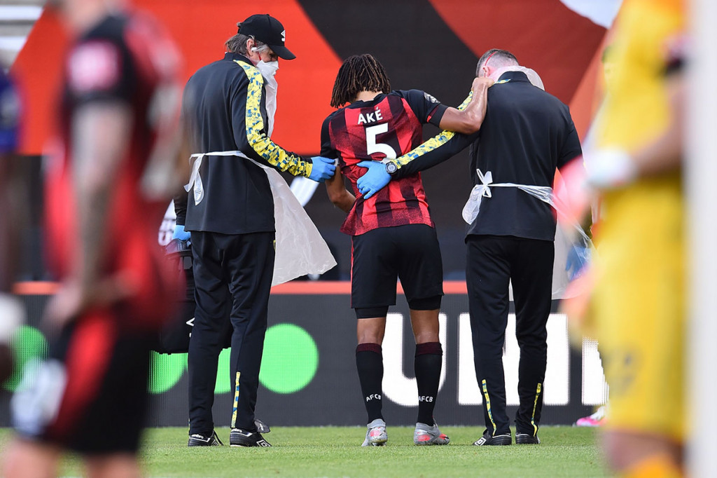Upaya hadangan Ake tersebut membuat bek Belanda itu cedera dan harus keluar lapangan digantikan Steve Cook. Skor 1-0 bertahan hingga jeda.