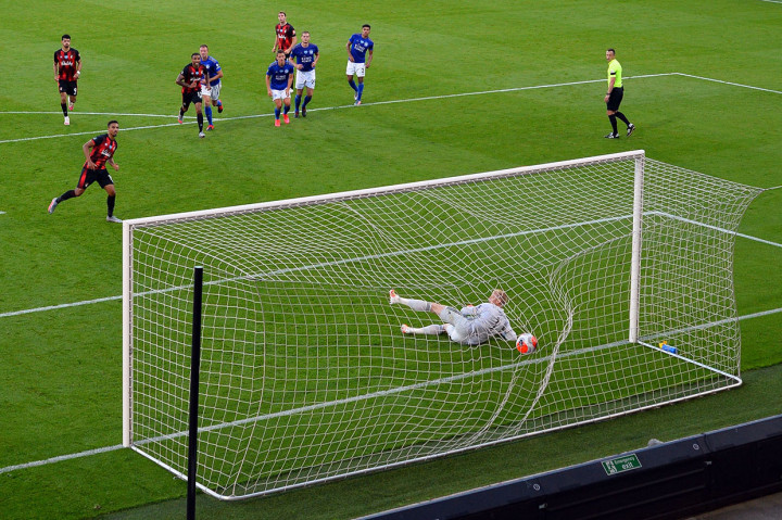 Kesempatan itu dimanfaatkan sempurna oleh Stanislas yang berhasil menipu Schmeichel untuk mencetak gol dan menyamakan kedudukan pada menit ke-65.