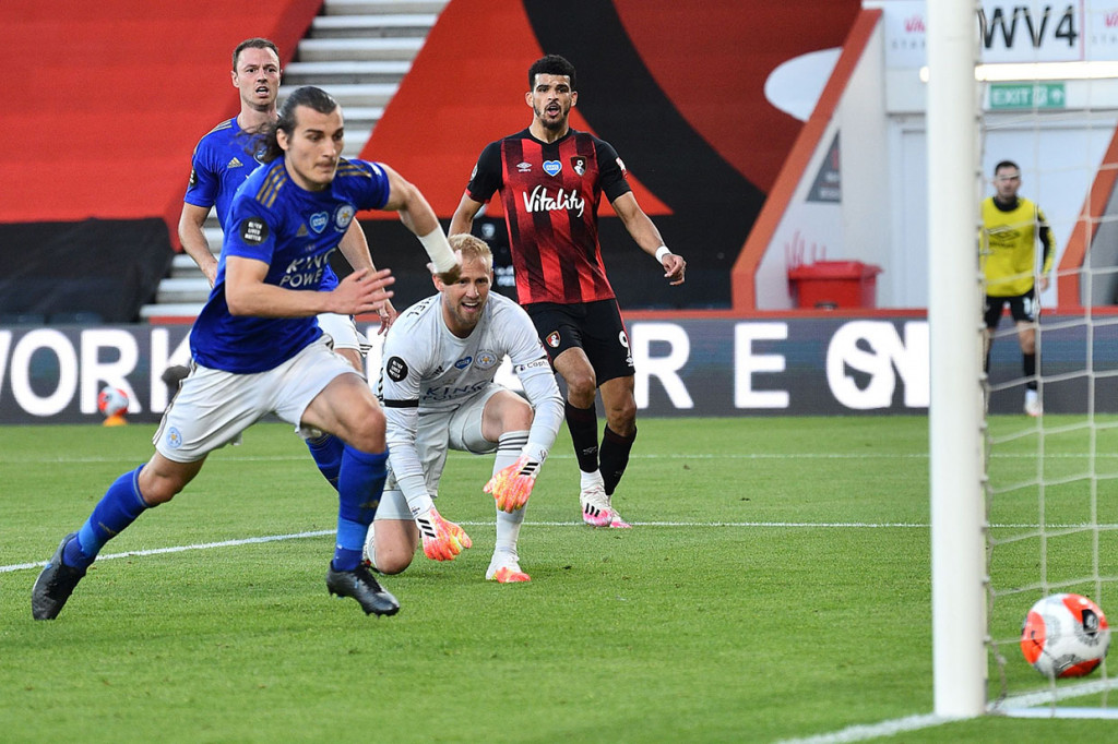 Dua menit kemudian Solanke berhasil membawa Bournemouth berbalik unggul 2-1 ketika berhasil mengejar umpan Wilson dan menyelesaikannya dengan tembakan mendatar yang memperdaya Schmeichel. Gol itu jadi gol perdana Solanke untuk Bournemouth dalam dua musim sejak didatangkan dari Liverpool.