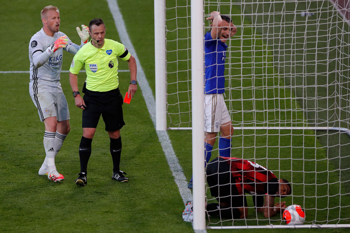 Selebrasi gol itu juga berbuntut kartu merah untuk pemain Leicester, Caglar Soyuncu lantaran ia terlibat cekcok dengan Wilson di dalam gawang. Leicester terpaksa menyelesaikan pertandingan dengan 10 pemain setelah VAR mengkonfirmasi aksi tidak terpuji Soyuncu.