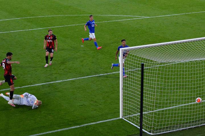 Empat menit berselang, lini belakang Leicester kembali melakukan blunder. Kali ini umpan Christian Fuchs terlalu lemah dan bisa direbut oleh Solanke, yang lantas melewati hadangan Bennett sebelum melepaskan tembakan kaki kiri yang menaklukkan Schmeichel untuk menambah keunggulan Bournemouth jadi 4-1 atas Leicester.