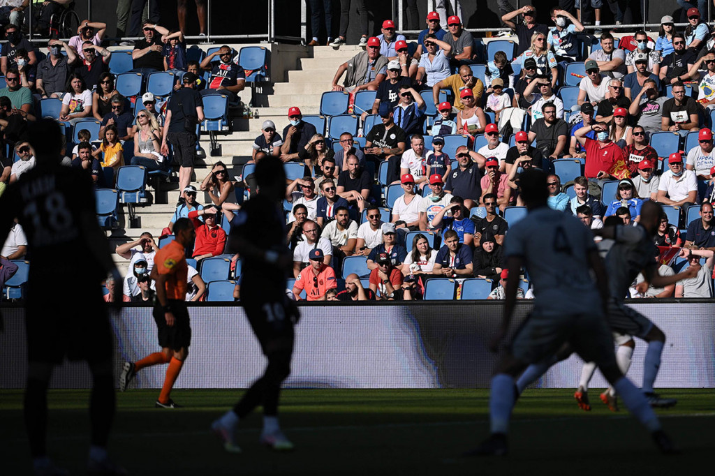 Laga kedua tim tersebut juga berbeda dengan pertandingan yang digelar kompetisi Eropa, dengan menghadirkan penonton di dalam stadion. Bahkan para penonton banyak yang tidak mematuhi protokol kesehatan untuk mencegah penularan covid-19, seperti tidak mengenakan masker dan tidak menjaga jarak.
