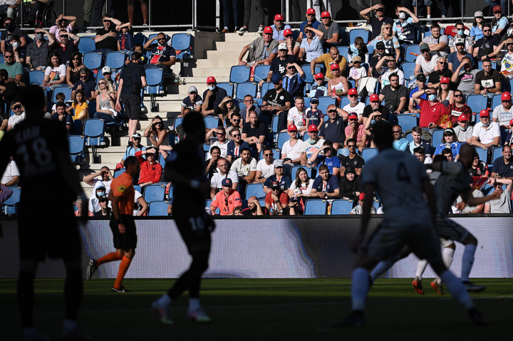 Laga kedua tim tersebut juga berbeda dengan pertandingan yang digelar kompetisi Eropa, dengan menghadirkan penonton di dalam stadion. Bahkan para penonton banyak yang tidak mematuhi protokol kesehatan untuk mencegah penularan covid-19, seperti tidak mengenakan masker dan tidak menjaga jarak.