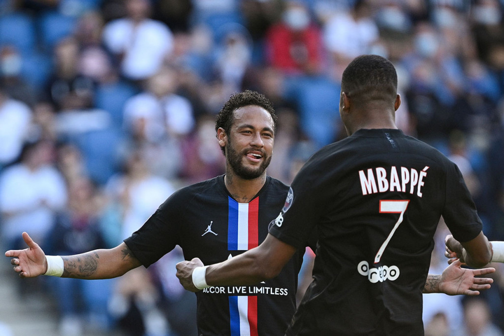 Dua menit berselang PSG unggul 3-0 lewat Neymar. Neymar mencetak gol keduanya pada menit ke-43.