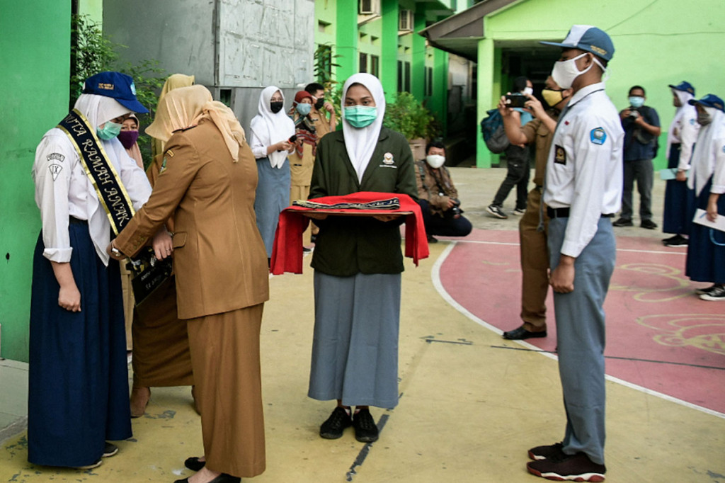 Hari ini, SMAN 2 Bekasi menggelar masa pengenalan lingkungan sekolah (MPLS) secara tatap muka. Tidak semua siswa baru hadir pada kegiatan tersebut, namun hanya perwakilan sebanyak 48 siswa dari total keseluruhan 384 orang. Sementara itu siswa yang lain mengikuti kegiatan tersebut lewat situ web sekolah.