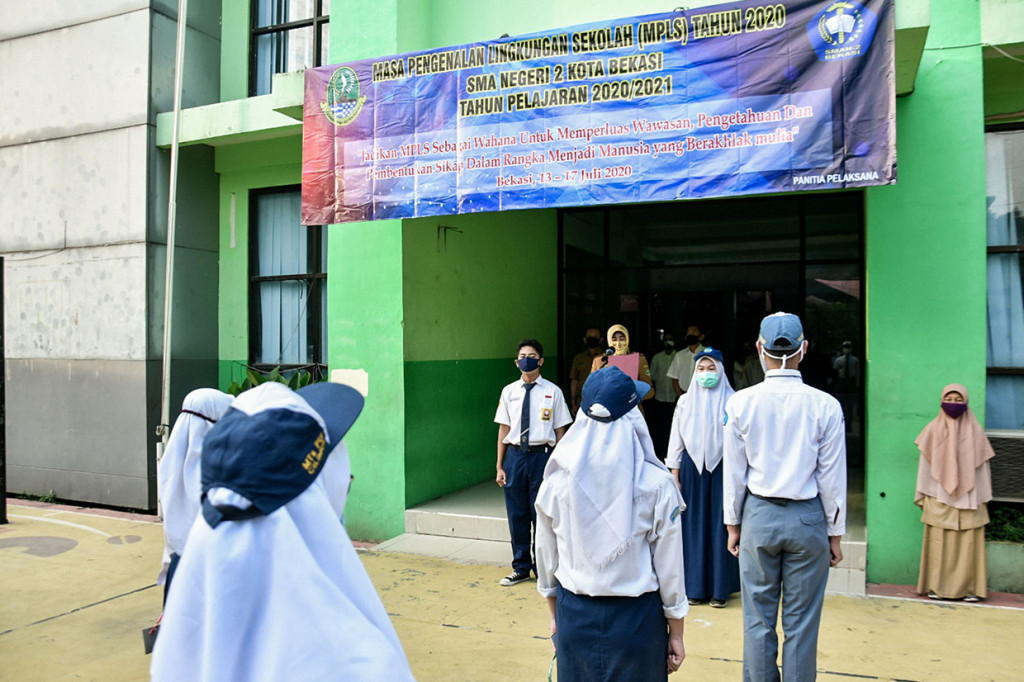 MPLS tatap muka diawali dengan upacara pembukaan MPLS yang berlangsung sekitar 30 menit. Siswa-siswi yang rata-rata mengenakan seragam SMP tampak berbaris rapi dengan mengenakan masker dan menjaga jarak sekitar 1 meter.
