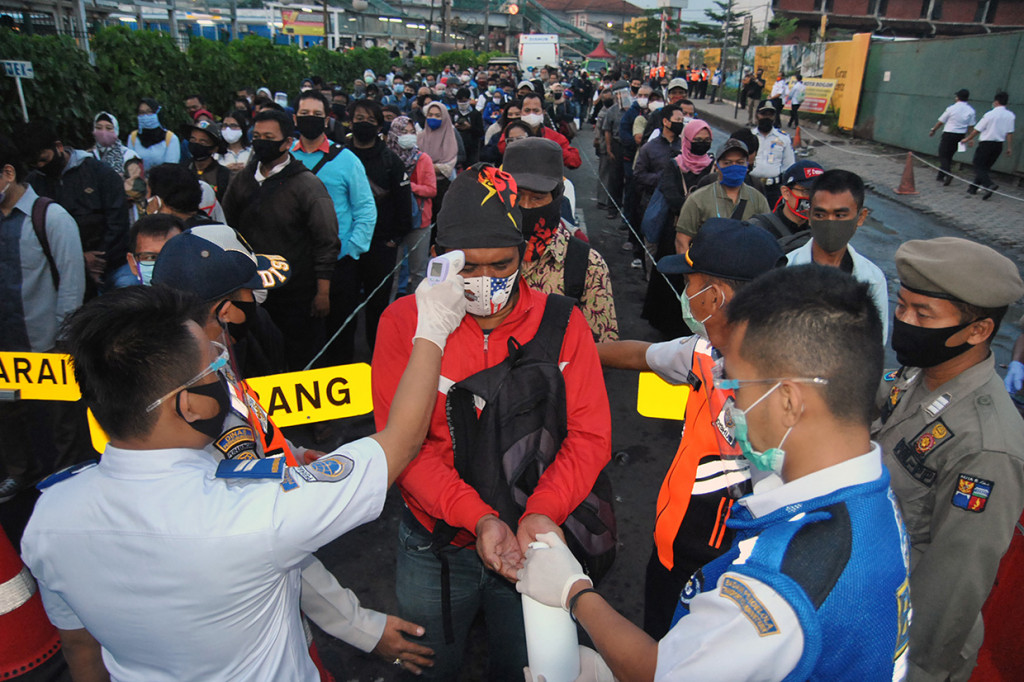 Mayoritas calon penumpang mengenakan masker, namun disayangkan tidak menjaga jarak. Sebelum menaiki bus, para penumpang tersebut dicek suhu tubuhnya terlebih dahulu.