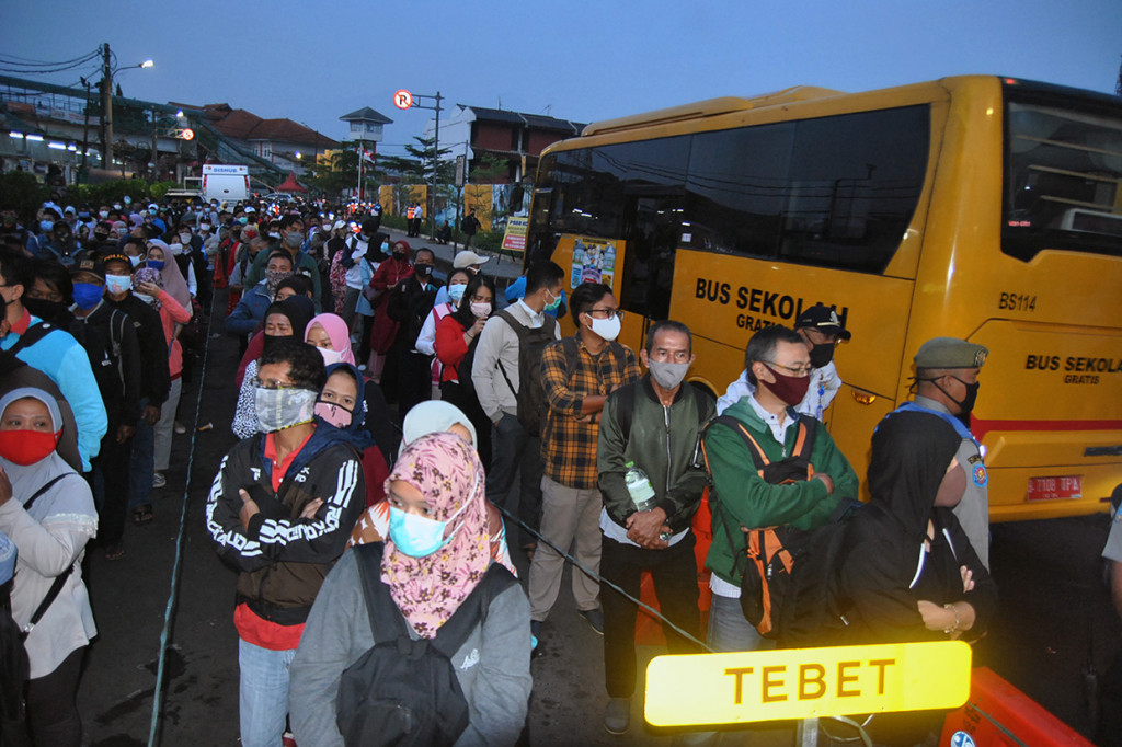 Antusiasme warga tampak terlihat saat antre untuk menaiki bus gratis di Jalan Mayor Oking, di samping Stasiun Bogor pada Senin pagi. Antrean telah terlihat sejak pukul 05.30 WIB.