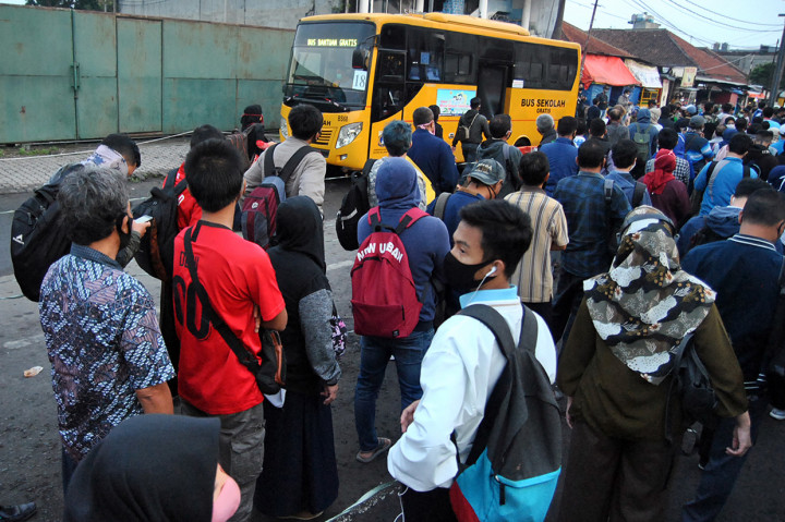 Warga Bogor yang akan berangkat kerja menuju Ibu Kota Jakarta antusias menggunakan transportasi bantuan bus gratis yang disiapkan Pemerintah daripada naik KRL di Stasiun Bogor, Jawa Barat, Senin, 13 Juli 2020.