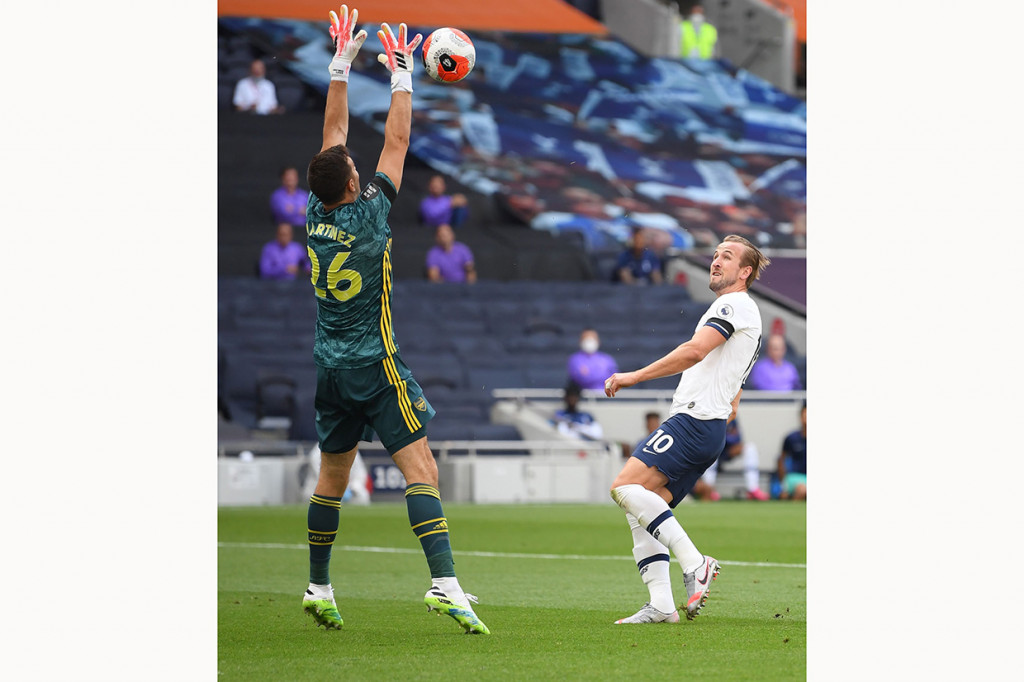Tottenham tampil menyerang sejak awal laga dan hampir membuka keunggulan pada menit ke-12. Namun Harry Kane membuang sia-sia peluang emas yang didapat ketika berdiri bebas saat menerima umpan tarik Lucas. Tendangan ungkitnya tidak terukur dan dengan mudah bisa dihentikan Martinez.