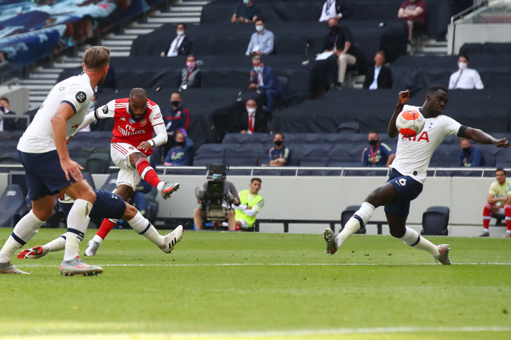 Arsenal justru berhasil memimpin lebih dulu empat menit kemudian ketika barisan pertahanan tuan rumah gagal menyapu bahaya dan bola jatuh di hadapan Alexandre Lacazette yang kemudian melepaskan sepakan keras dan tak mampu diantisipasi kiper Hugo Lloris.