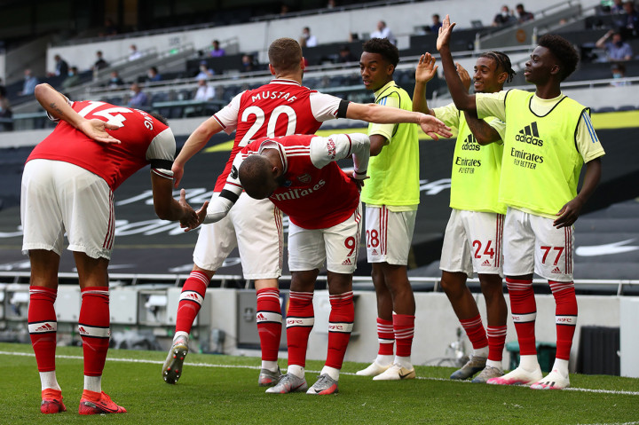 Alexandre Lacazette melakukan selebrasi bersama rekan-rekan setimnya.