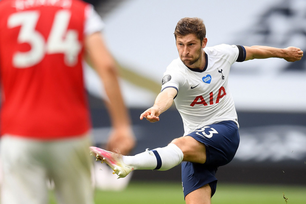 Tottenham hampir membalikkan keadaan ketika barisan pertahanan Arsenal gagal menyapu situasi sepak pojok dan bola disambar Ben Davies, sayang tembakannya masih membentur mistar gawang. Skor imbang bertahan hingga aba-aba istirahat.