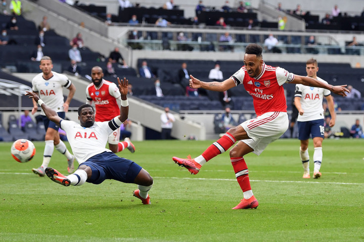 Pada menit ke-60 giliran peluang Arsenal yang membentur mistar gawang ketika tembakan Pierre-Emerick Aubameyang dari sudut sempit sudah tak terhalau oleh Lloris.