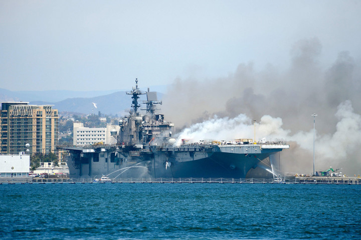 Kebakaran melanda kapal perang Amerika Serikat USS Bonhomme Richard, yang tengah merapat untuk menjalani perawatan di Pangkalan Angkatan Laut di San Diego, pada Minggu, 12 Juli 2020 waktu setempat.