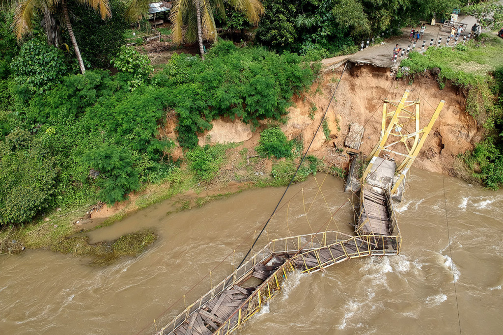 Foto udara jembatan gantung yang putus di Desa Bandungan, Kabupaten Bone Bolango, Gorontalo, Senin, 13 Juli 2020. 