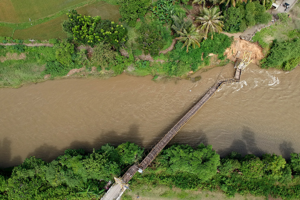 Jembatan yang dibangun pada 2002 dan menjadi salah satu akses lintas Kecamatan Bulango Utara dan Tapa tersebut putus usai tergerus arus sungai pada Minggu, 12 Juli 2020. 