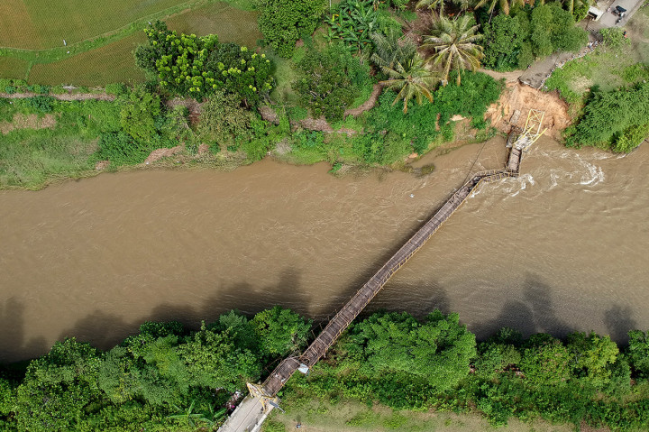 Jembatan yang dibangun pada 2002 dan menjadi salah satu akses lintas Kecamatan Bulango Utara dan Tapa tersebut putus usai tergerus arus sungai pada Minggu, 12 Juli 2020. 