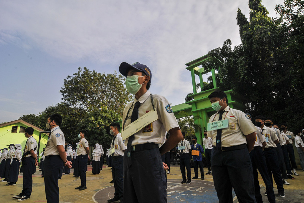 Sebanyak 48 siswa baru dari 384 peserta didik baru menjadi perwakilan mengikuti upacara bendera, yang merupakan rangkaian kegiatan masa pengenalan lingkungan sekolah (MPLS) di SMAN 2 Bekasi, selama tiga hari. ANTARA FOTO/Fakhri Hermansyah