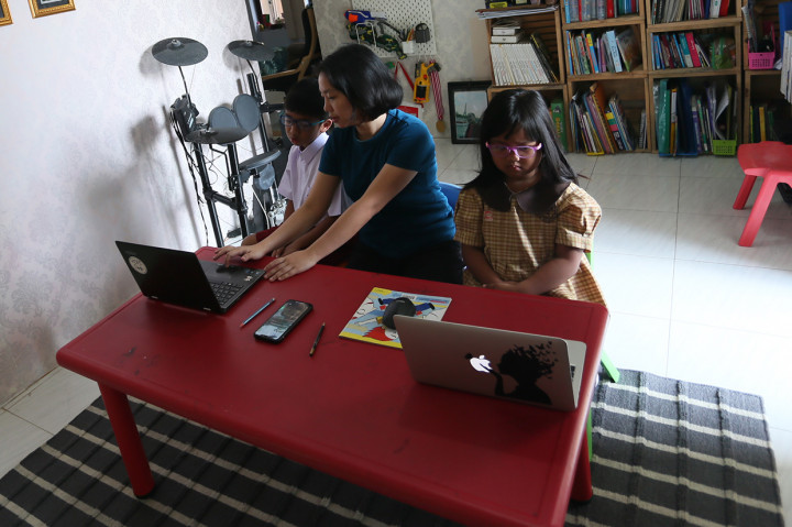 Orangtua murid mendampingi anaknya yang merupakan peserta didik baru tingkat sekolah dasar (SD) dan taman kanak-kanak saat mengikuti Masa Pengenalan Lingkungan Sekolah (MPLS) secara daring dari rumahnya di Blitar, Jawa Timur, Senin, 13 Juli 2020. ANTARA FOTO/Irfan Anshori