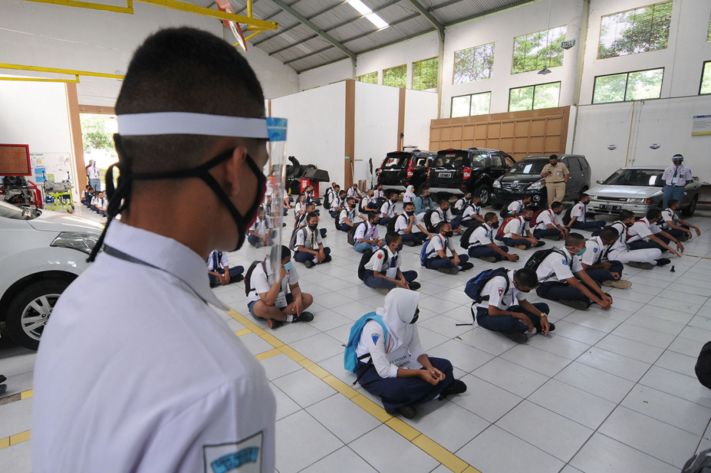 Siswa baru mengikuti masa pengenalan lingkungan sekolah (MPLS) di SMK Negeri 2 Salatiga, Jawa Tengah, Senin, 13 Juli 2020. Sebanyak 642 siswa baru mengikuti MPLS secara langsung dengan dua kelas program keahlian yang dilakukan bergilir dalam satu hari dengan tetap menerapkan protokol kesehatan covid-19. ANTARA FOTO/Aloysius Jarot Nugroho
