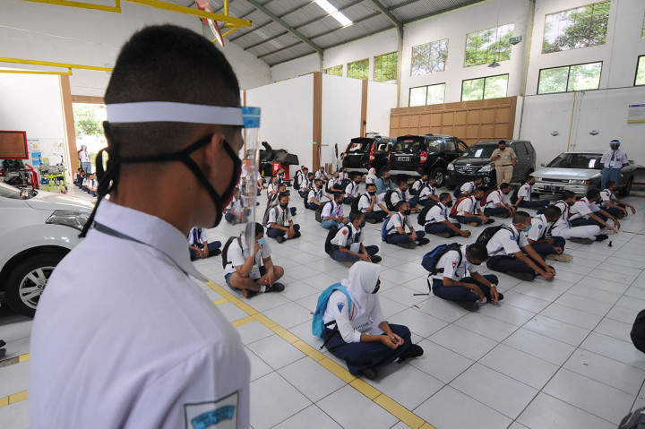 Siswa baru mengikuti masa pengenalan lingkungan sekolah (MPLS) di SMK Negeri 2 Salatiga, Jawa Tengah, Senin, 13 Juli 2020. Sebanyak 642 siswa baru mengikuti MPLS secara langsung dengan dua kelas program keahlian yang dilakukan bergilir dalam satu hari dengan tetap menerapkan protokol kesehatan covid-19. ANTARA FOTO/Aloysius Jarot Nugroho