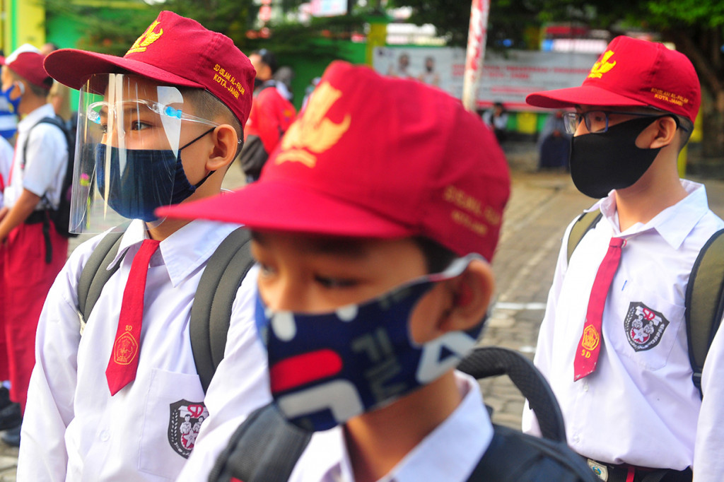 Sejumlah sekolah di Jambi mulai melaksanakan pembelajaran tatap muka setelah Pemerintah Kota Jambi mengizinkan pihak sekolah tingkat SMP sederajat dan SD (kelas IV, V, VI) sederajat yang telah lulus verifikasi memulai pembelajaran tatap muka. Pihak sekolah juga memberikan pilihan kepada orangtua/wali murid yaitu pembelajaran tatap muka atau secara daring untuk anak-anak mereka. ANTARA FOTO/Wahdi Septiawan