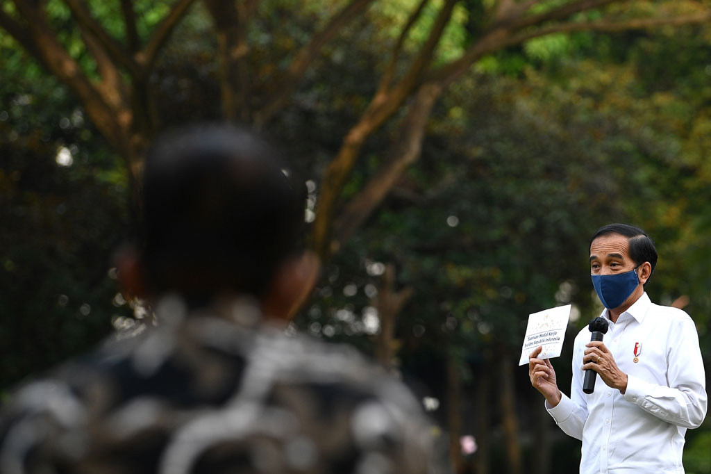 Presiden Joko Widodo menyampaikan pengarahan saat penyerahan bantuan modal kerja di halaman tengah Istana Merdeka, Jakarta, Senin, 13 Juli 2020. 