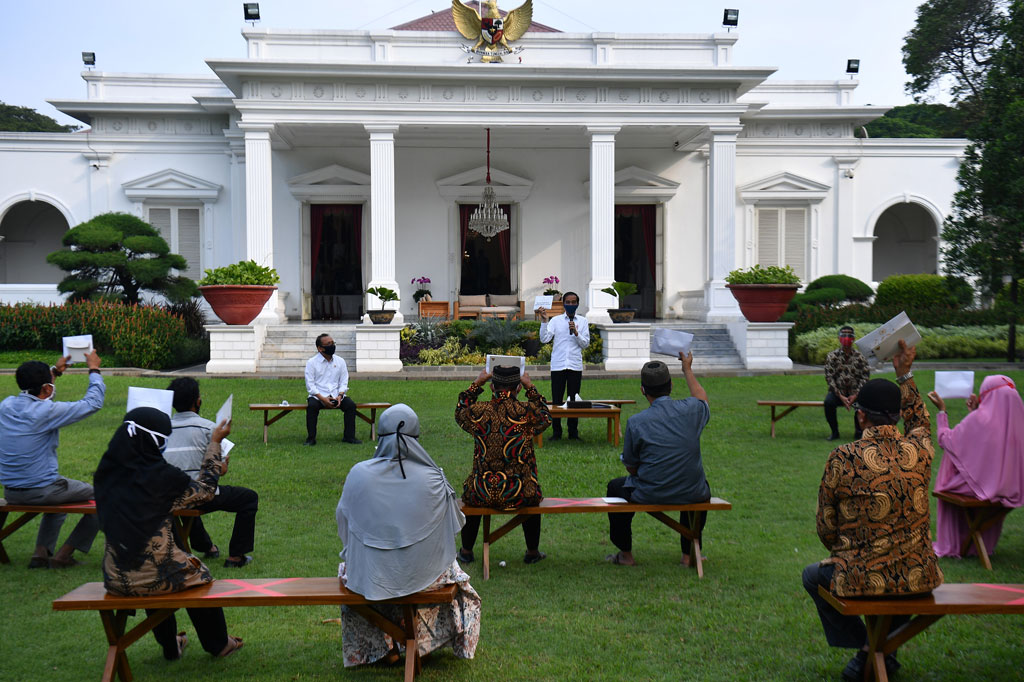 Penyerahan bantuan tersebut diberikan dalam dua kelompok yaitu 30 orang dan 30 orang yang dilaksanakan di ruang terbuka dan seluruhnya memakai masker. 