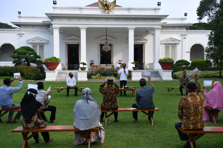 Penyerahan bantuan tersebut diberikan dalam dua kelompok yaitu 30 orang dan 30 orang yang dilaksanakan di ruang terbuka dan seluruhnya memakai masker. 