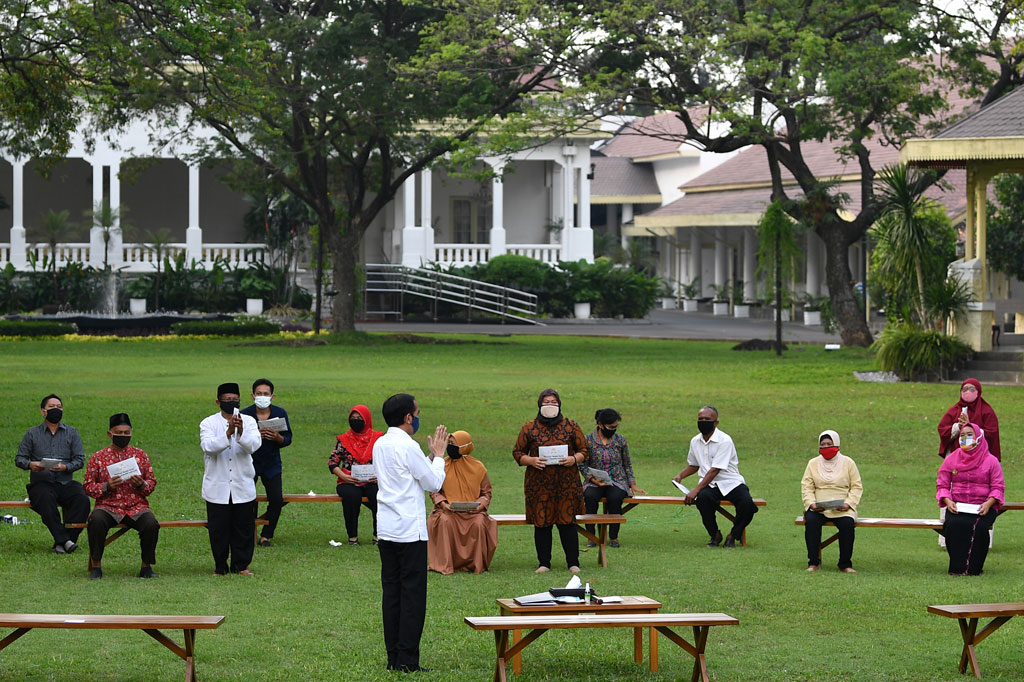 Jokowi mengatakan dengan kondisi pandemi covid-19, usaha mikro dan kecil omzetnya jatuh 50 persen. 