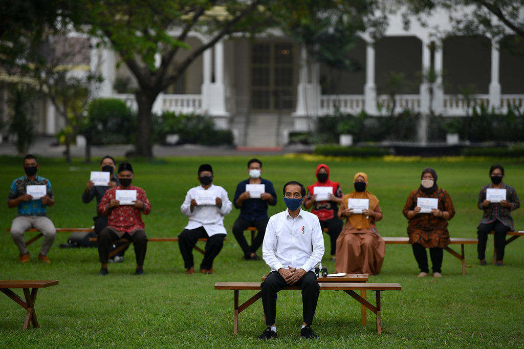 Karena itu pemerintah memulai untuk memberikan bantuan modal kerja ke usaha mikro dan kecil untuk bantuan modal kerja darurat. 