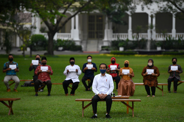 Karena itu pemerintah memulai untuk memberikan bantuan modal kerja ke usaha mikro dan kecil untuk bantuan modal kerja darurat. 