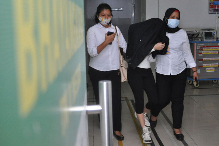 H yang merupakan selebgram dan artis Film Televisi (FTV) tersebut ditangkap Polrestabes Medan dari sebuah hotel pada Minggu, 12 Juli 2020 malam, karena diduga terlibat dalam kasus prostitusi.