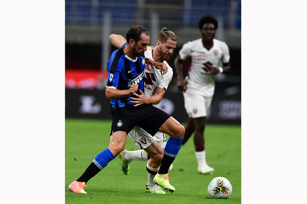 Inter memulai pertandingan tanpa diperkuat striker andalan Romelu Lukaku dan beberapa pemain inti reguler Milan Skriniar, Christian Eriksen, dan Antonio Candreva. Mereka berusaha menguasai jalannya pertandingan sejak wasit meniup peluit tanda laga dimulai.